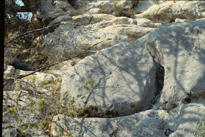 meule en cours d'extraction au Deffend près du moulin central