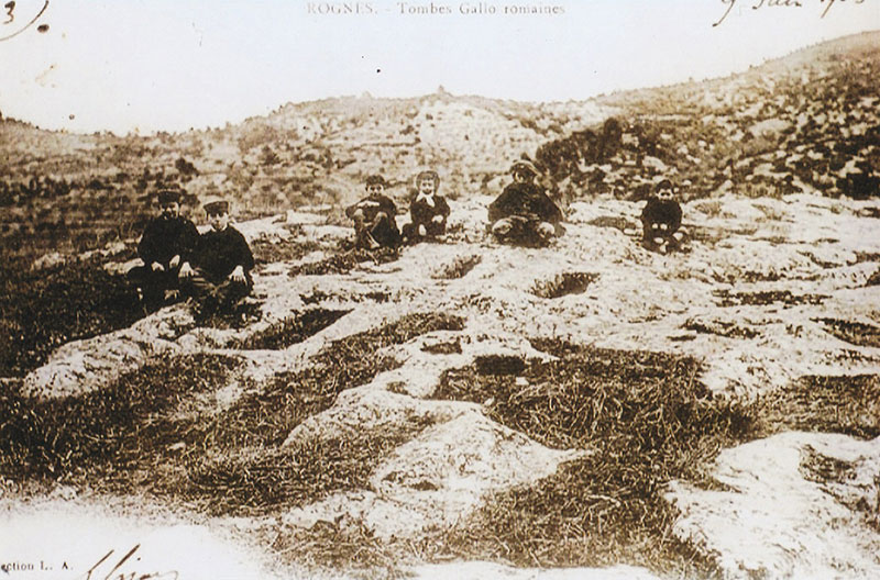 Nécropole médiévale de Saint-Etienne, tombes rupestres